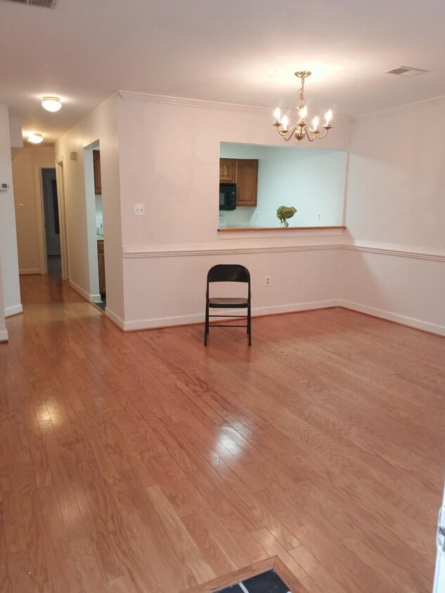 huge living room - 818 N Fayette St