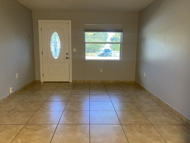 Building Photo - Charming 3-Bedroom Duplex in the Heart of ...