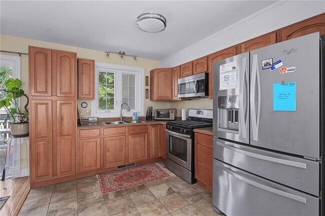 Building Photo - 45 Oakwood Ave