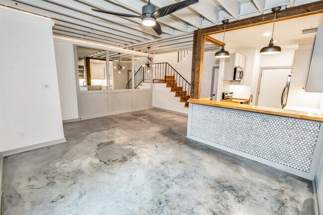 Building Photo - 1300 Augusta Dr