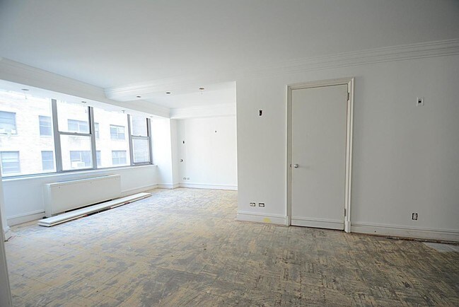 Building Photo - 210 E 55th St
