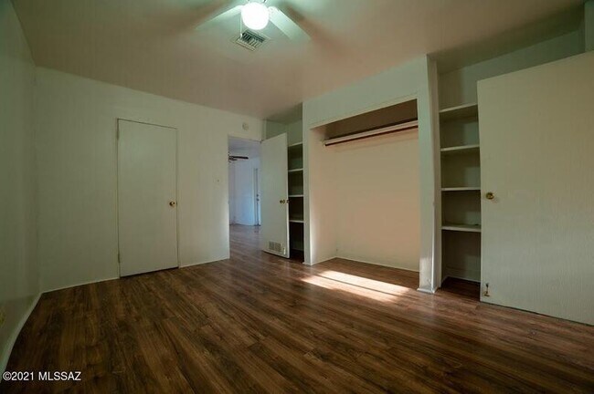 Building Photo - 804 N Perry Ave