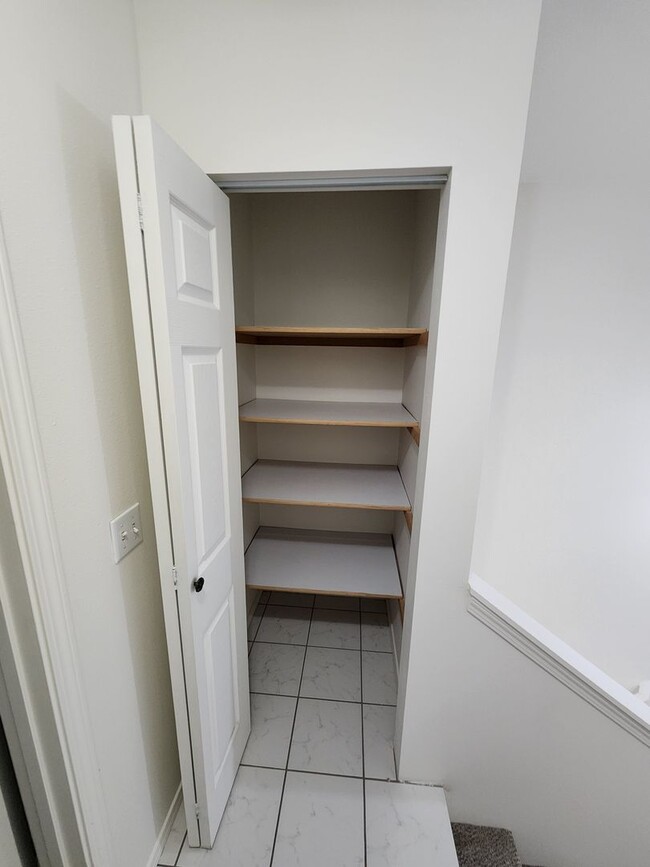 Foto del edificio - Spacious 3-Bed Duplex Retreat in Tacoma: 1...