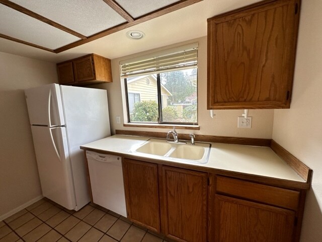 Building Photo - 15904 Village Green Dr