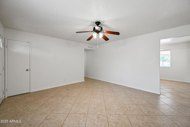 Foto del edificio - 913 E 7th Dr