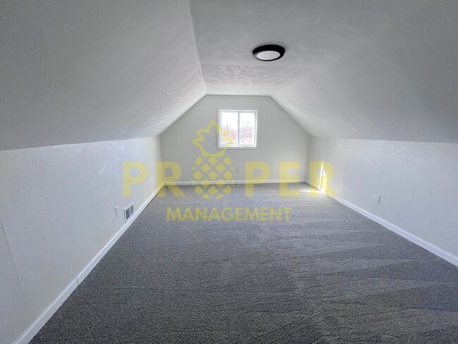 Foto del edificio - 4 bedrooms 1 bathrooms house for rent