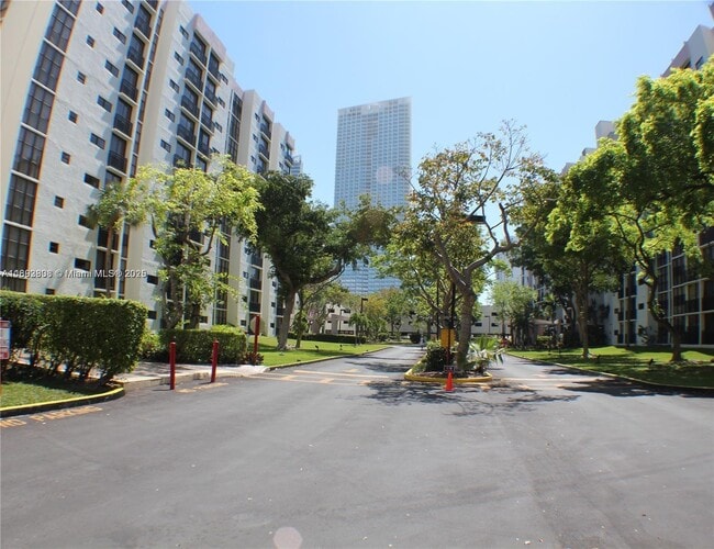 Foto del edificio - 17021 N Bay Rd