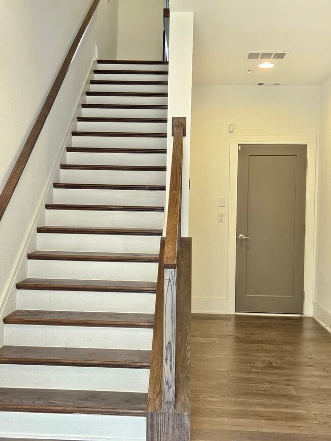 Building Photo - Gorgeous Townhome in Prime West Midtown Location