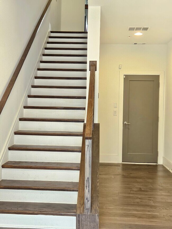 Foto del edificio - Gorgeous Townhome in Prime West Midtown Location