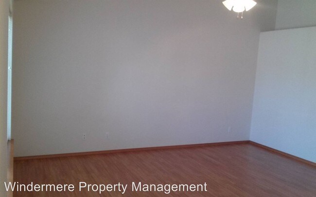 Building Photo - 3 br, 2 bath Apartment - 167 NW Maria St #2