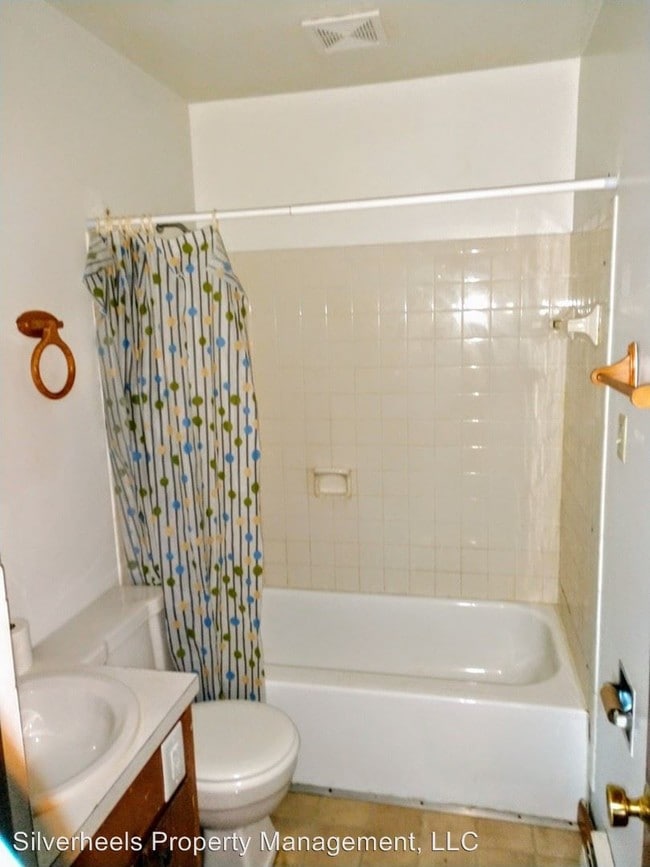 Building Photo - 2708 Lenore St