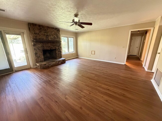 Building Photo - 5256 Quail Valley Rd