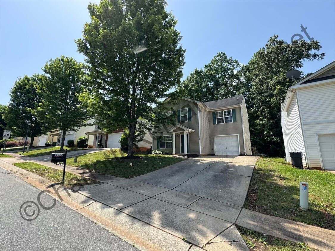 Foto principal - Spacious two story home in Charlotte
