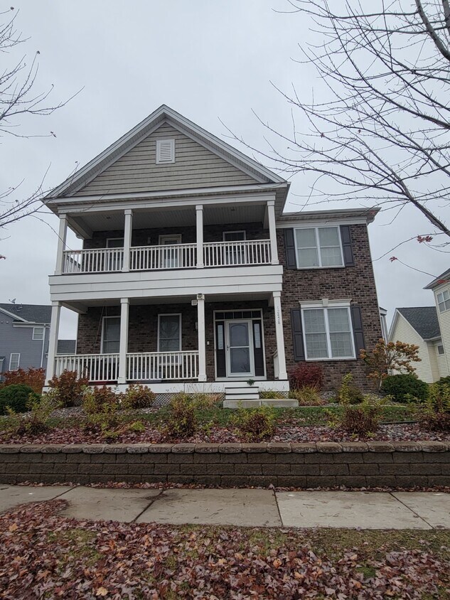 Foto principal - Huge 4 bedroom home move in ready