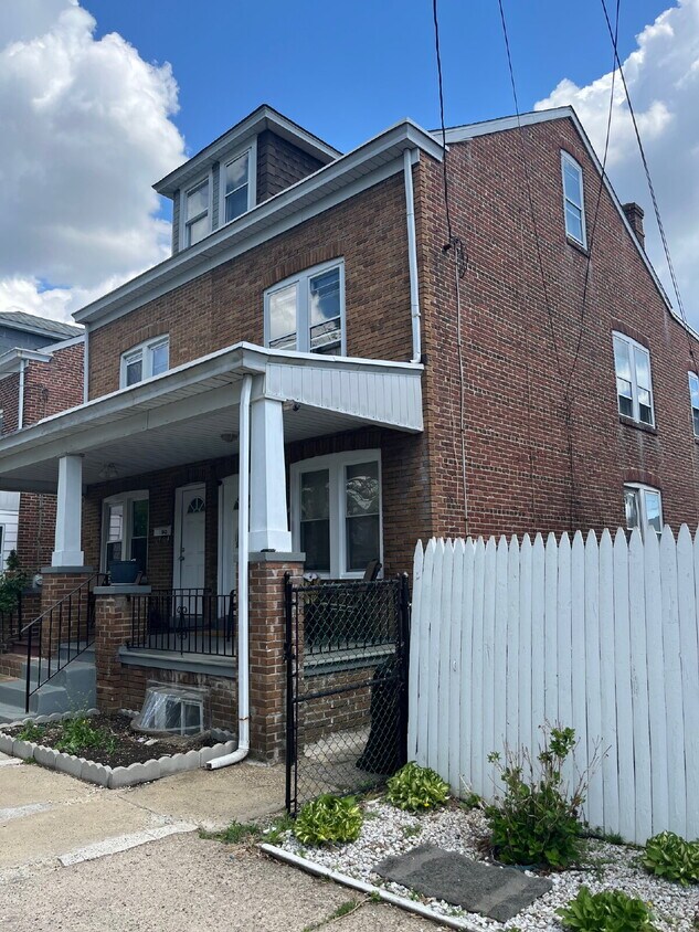 Foto del edificio - "Spacious 4-Bed Townhouse with Gleaming Hardwood Floors in Trenton's Heart!"