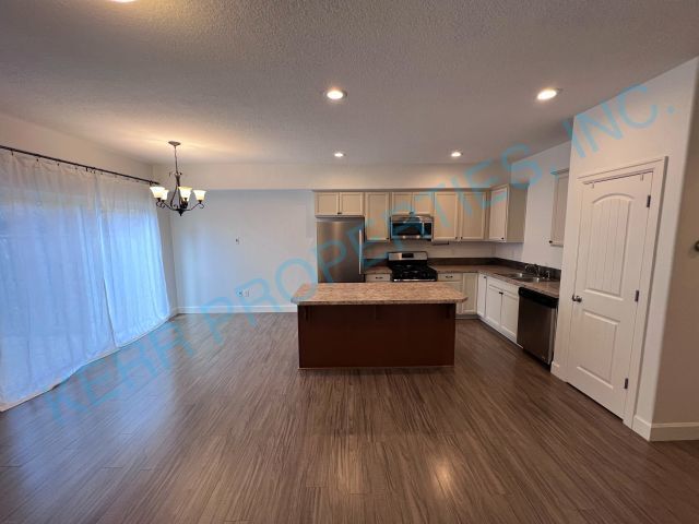 Building Photo - FREE RENT! Charming 3-Bedroom Townhouse in...