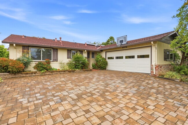 Building Photo - 927 Lorne Way