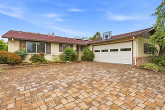 Building Photo - 927 Lorne Way