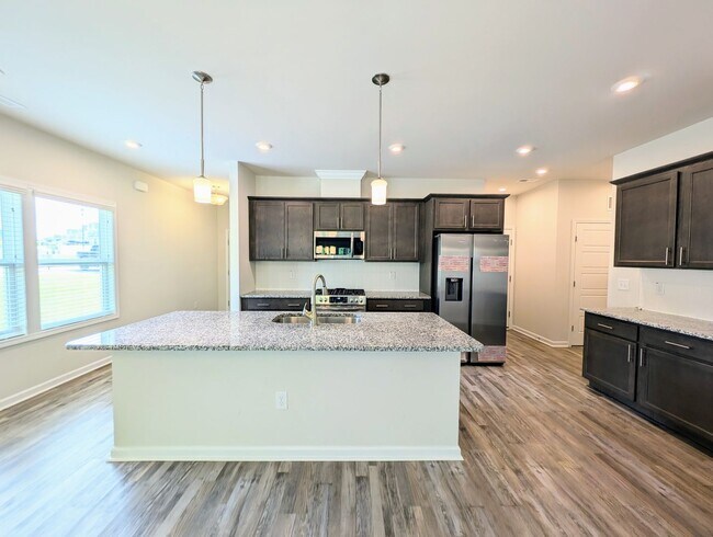 Building Photo - Stunning 4BR/3.5BA End Unit Townhome in Wa...