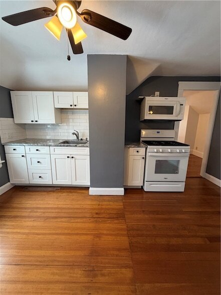 Building Photo - 87 Bentley St