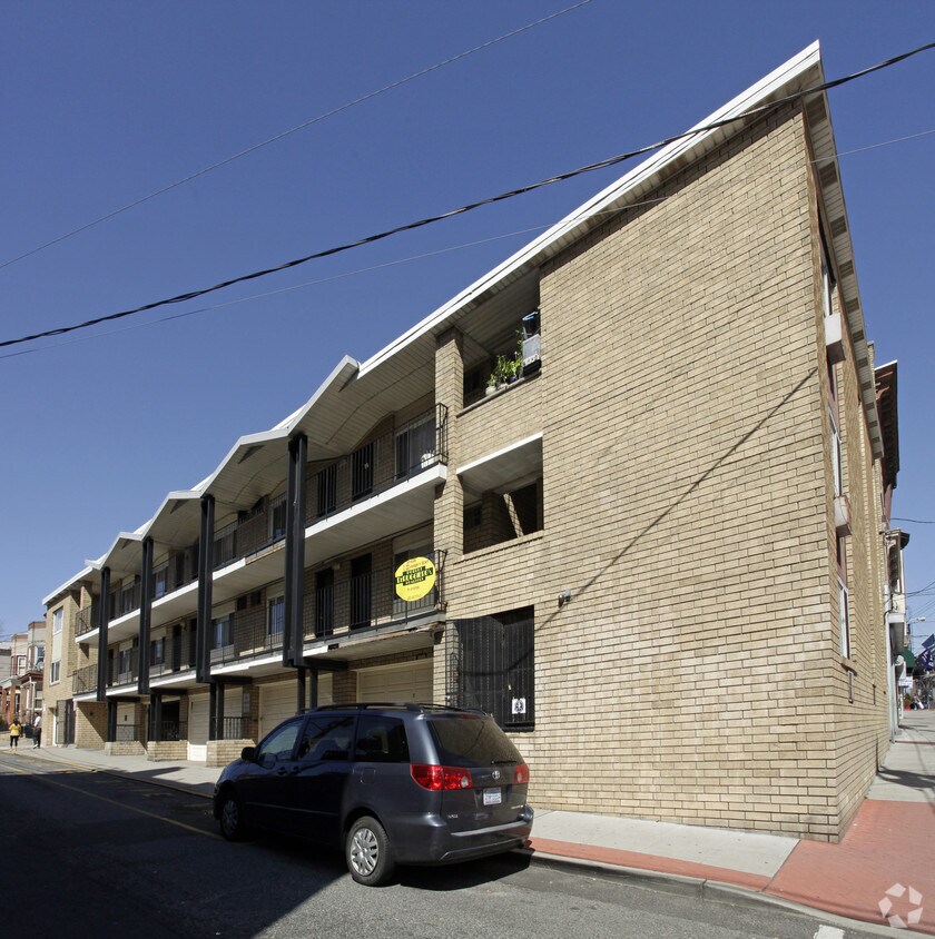 Building Photo - 100-108 35th St