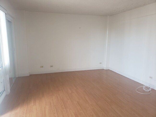 Foto del edificio - Upgraded spacious studio ... secured build...