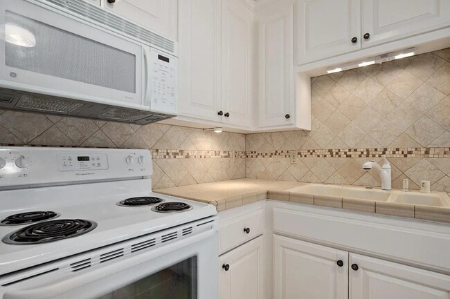 Foto del edificio - "Charming 3-Bed, 2-Bath Oasis in Capitola's Prime Park Ave Location"