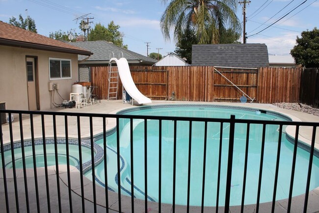 Foto del edificio - 3 Bedroom / 2 bathroom Pool Home in Hemet!