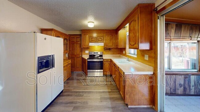 Building Photo - 1068 Western Dr