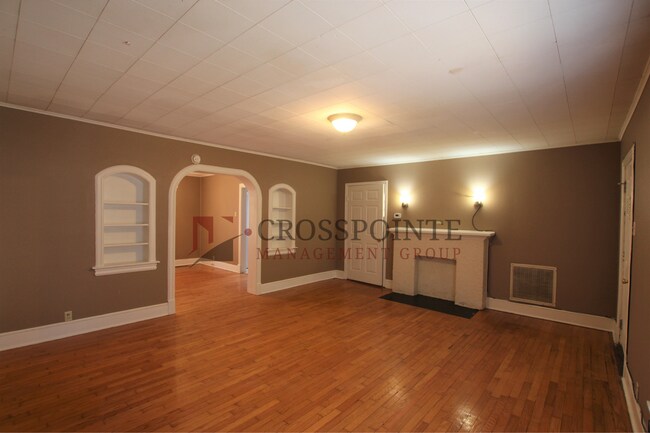 Building Photo - 2 bedroom 1 bath Triplex in central Tyler!