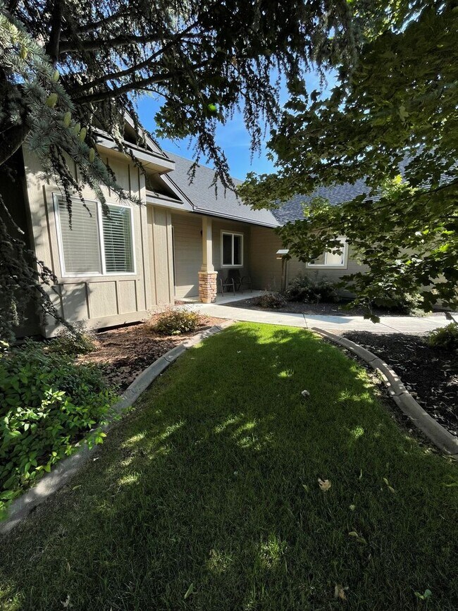 Building Photo - Spacious 3-Bed + Den Home in Hollybrook Su...