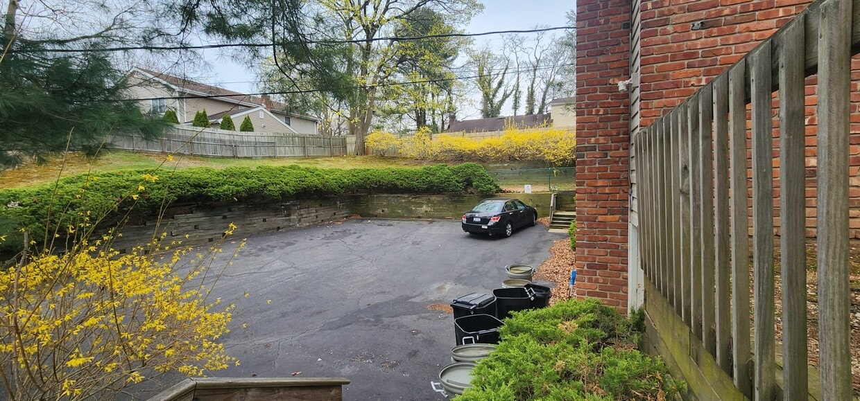 Foto del edificio - 12 Greenlawn Rd