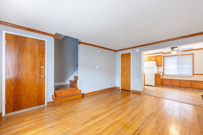 Foto del edificio - ???Move in Special: No Rent until January!!??? - 2BR/1BA Townhome with Attached Garage and W/D Ho...