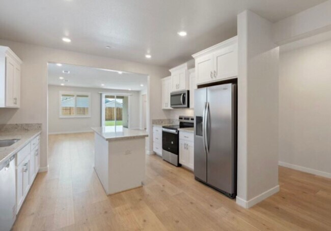 Building Photo - Newer Single Story 3 Bedroom Home for Rent in West Roseville