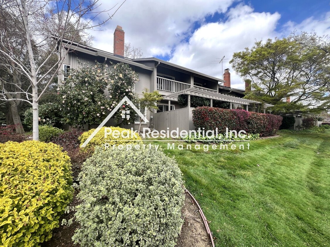 Primary Photo - Wonderful 2bd/1.5ba Campus Commons Townhouse