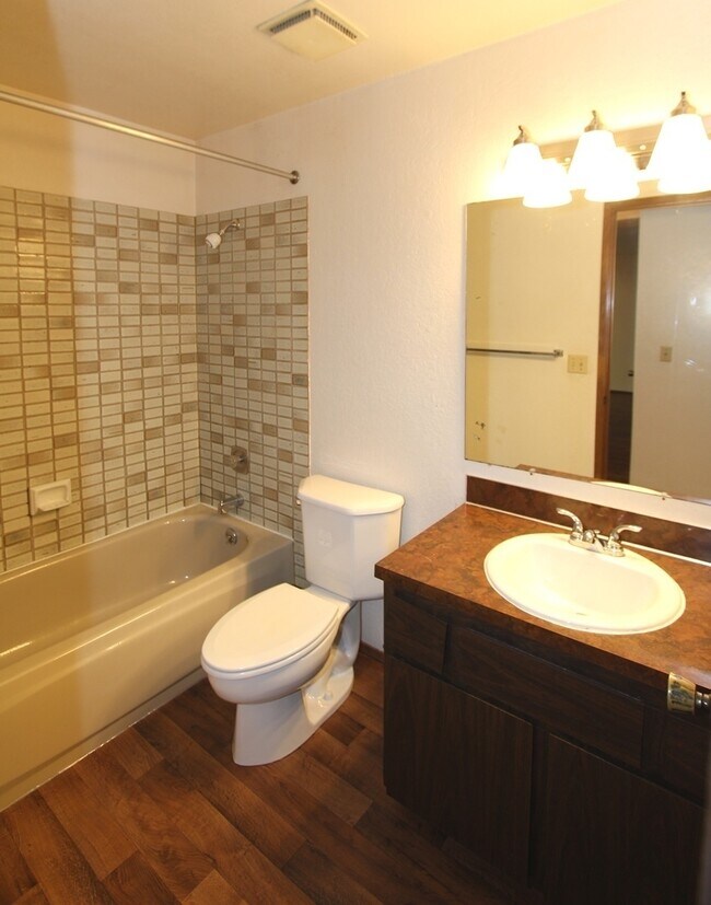 Foto del edificio - Top-Floor 1-Bedroom Apartment with Private...