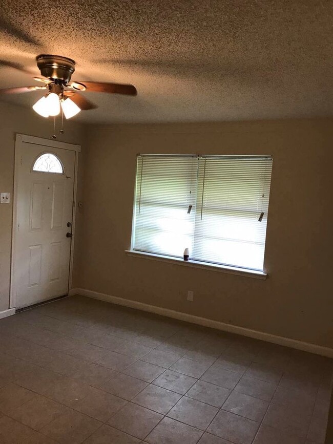 Foto del edificio - Conveniently Located 4 Bedroom Home in Gar...