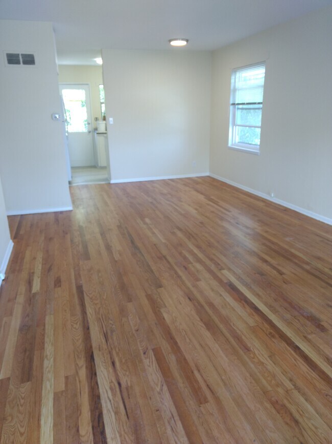 Living room - 208 Florentia St