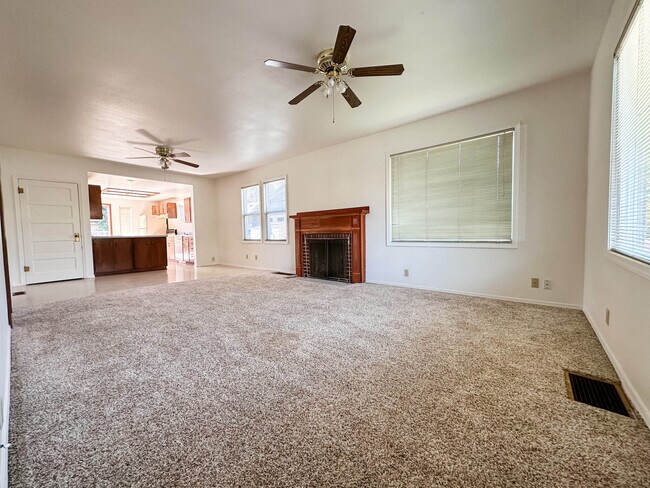 Front door view to living room - 120 Locust St