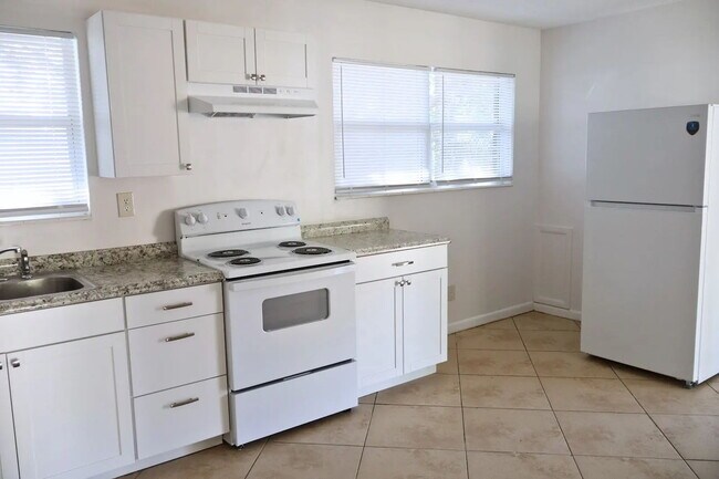 Building Photo - "Charming 3-Bed Home in Mary Esther!"