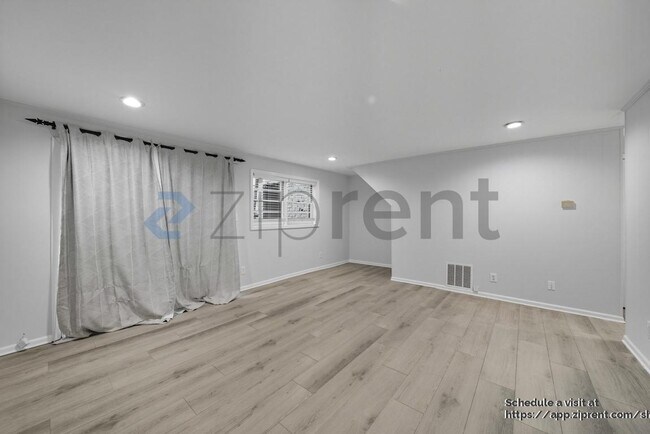 Building Photo - 792 Marstevan Dr NE
