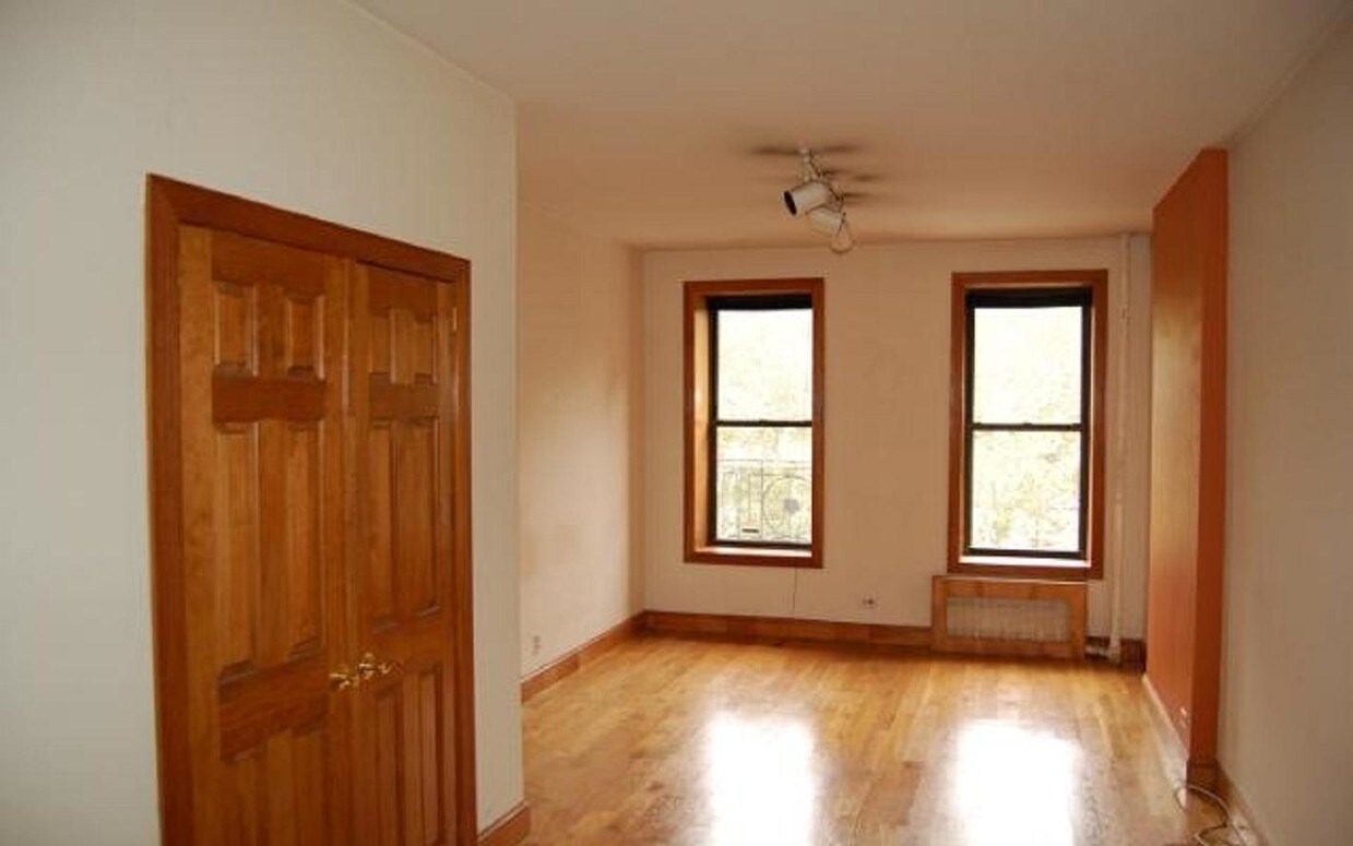 Primary Photo - 299 10th Ave