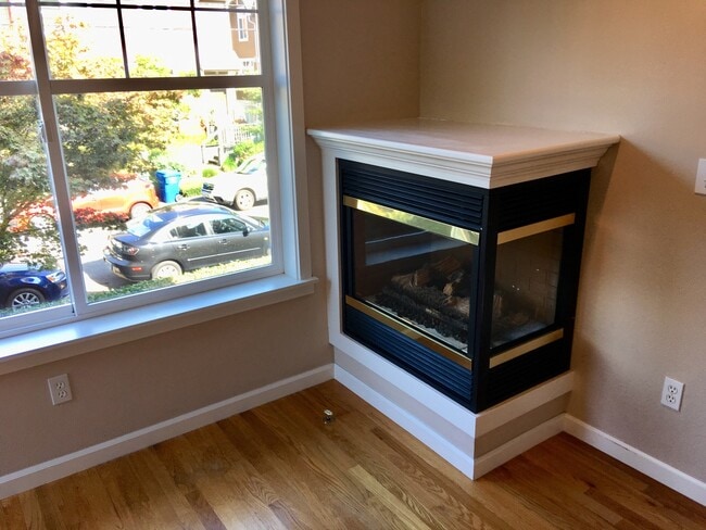 Building Photo - Beautiful Ravenna Town Home