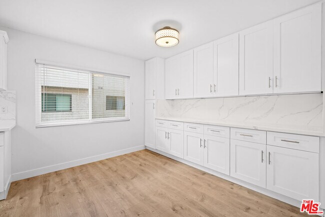 Foto del edificio - 7904 Topanga Canyon Blvd