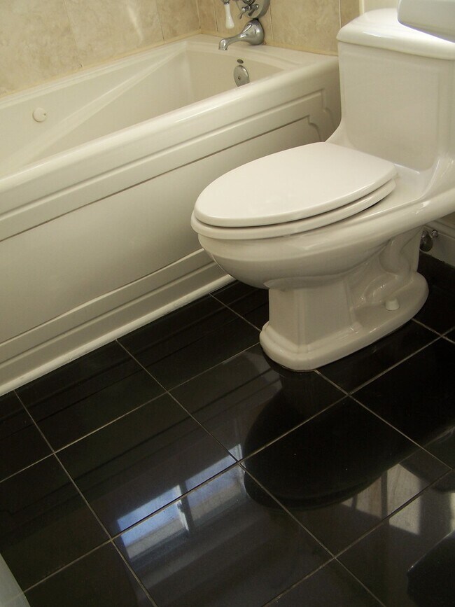 Foto del edificio - Remodeled  Three Bedroom Home w/ Finished Basement