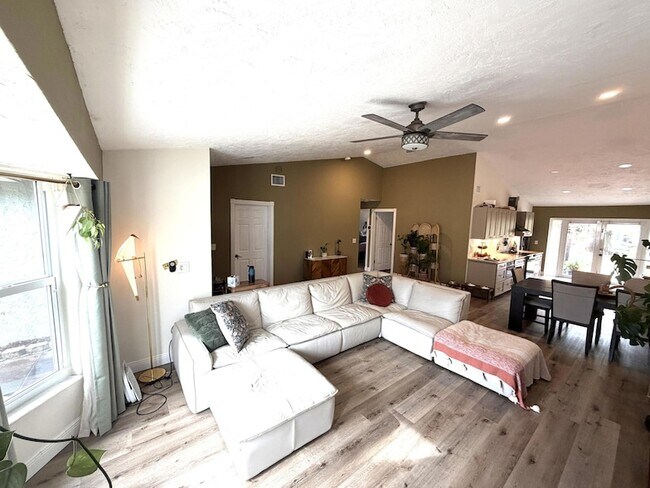 Foto del edificio - 4492 Brook Dr