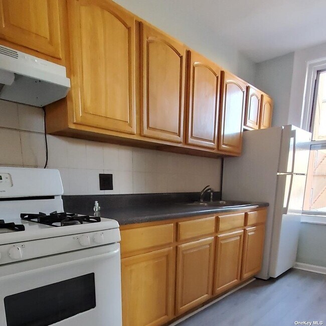 Building Photo - 293 Cornelia St