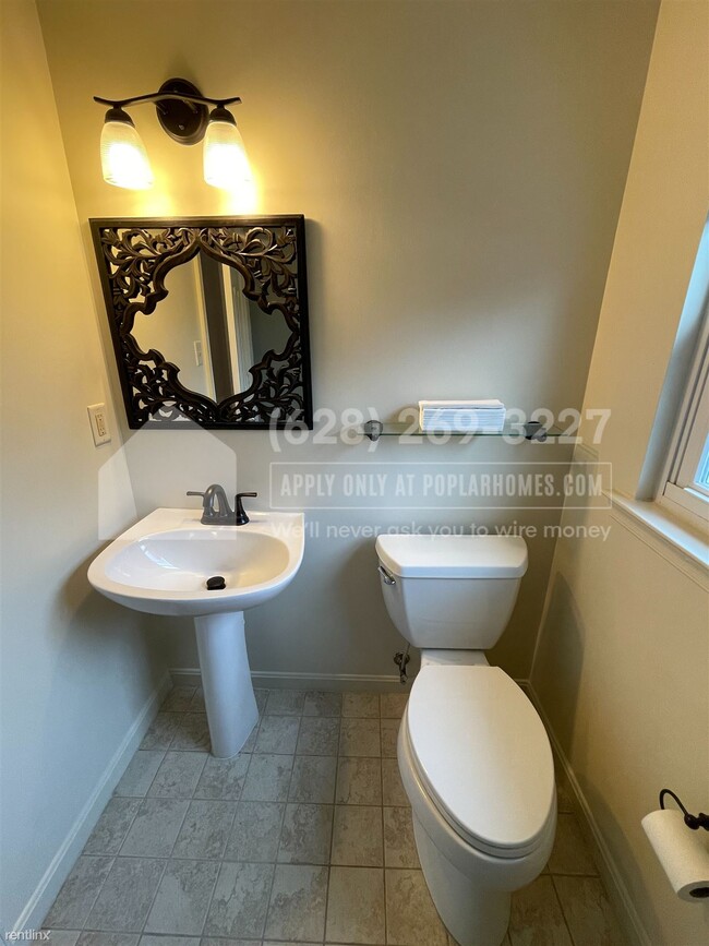 Building Photo - 3 br, 2 bath Townhome - 15930 Edgeview Ter...
