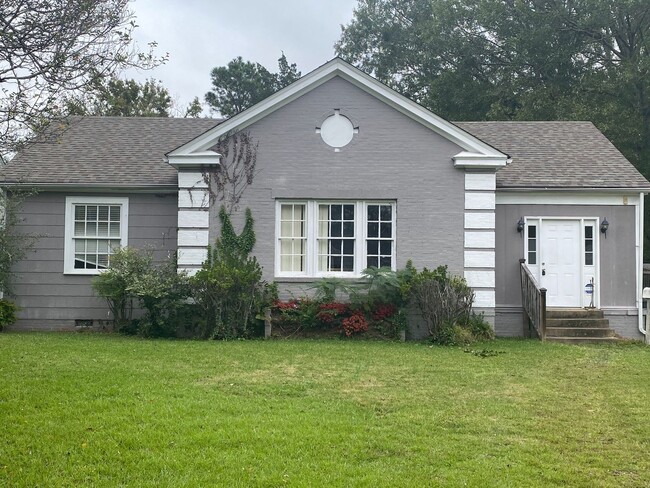 Foto del edificio - Southmont home with large backyard