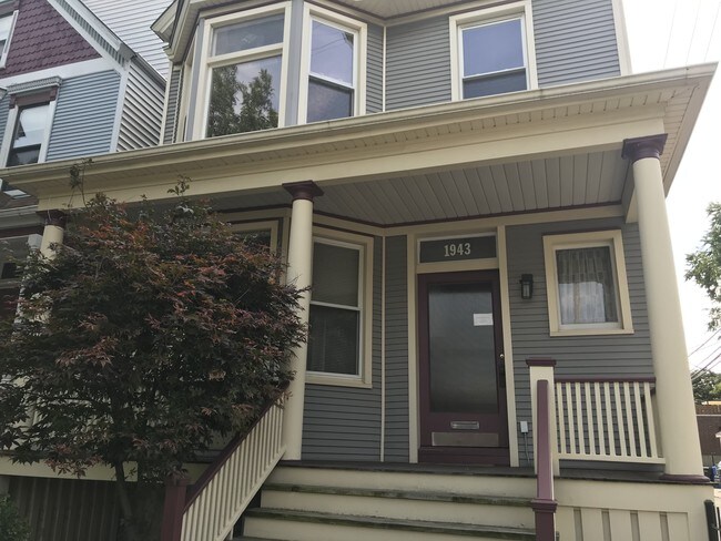 Exterior - 1943 W Belle Plaine Ave